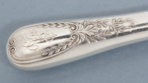 Cubertería de 12 servicios de plata, decorada con cincelado