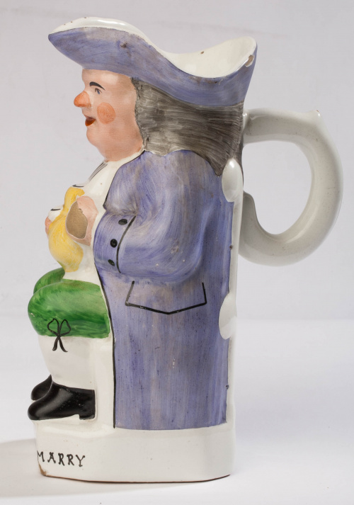 "Toby-jug" en cerámica esmaltada, con la leyenda "Tarry ere