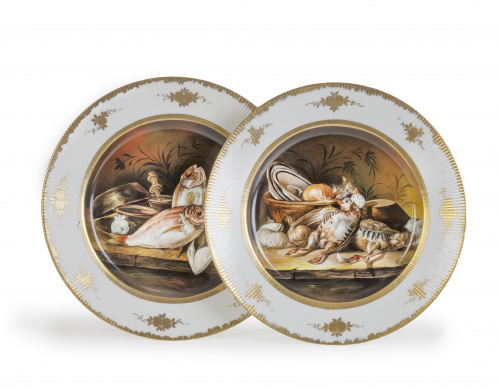 Pareja de platos de porcelana con escenas de bodegón.Alem