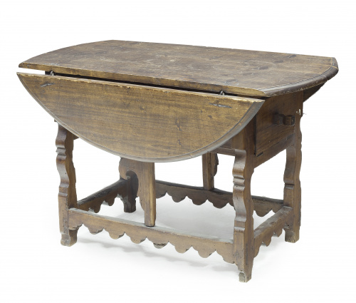 Mesa de alas en madera de nogal.Trabajo español, S. XVIII.