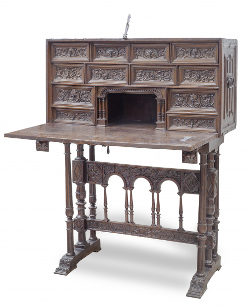 Bargueño renacentista de madera de nogal tallado, decorado 