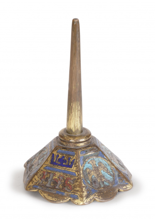 Candelero en bronce y esmalte champlevé ornamentado con mot