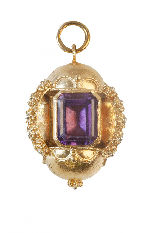 Colgante charm años 50 con diseño de tonel con tres piedras