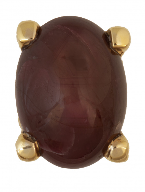 Sortija con gran cabuchón ovalado de rubí estrella de 25 ct