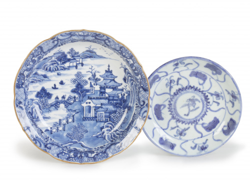 Lote de dos platos en porcelana en azul y blanco, uno con a