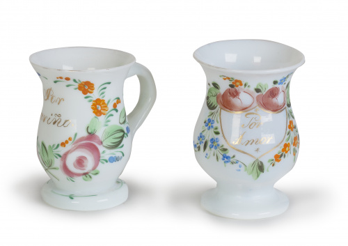 Lote de dos jarritas en opalina con flores y cartelas que r