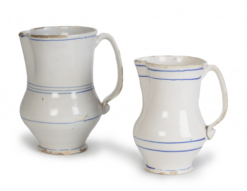 Dos jarros de cerámica esmaltadas en blanco con líneas azul