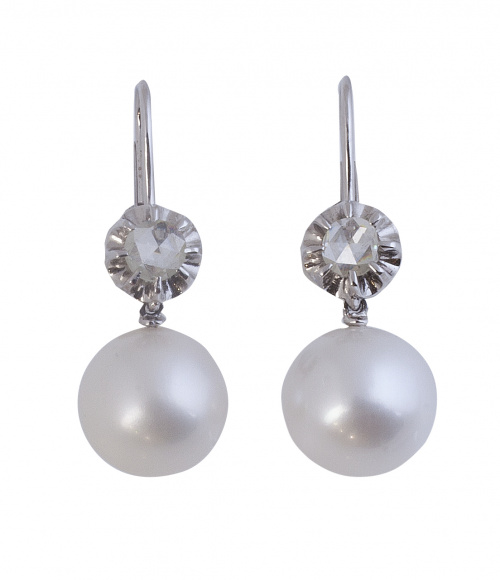 Pendientes largos con perla australiana que pende de diaman