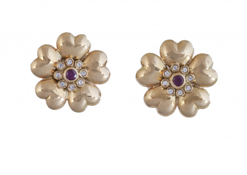 Pendientes flor con centro de rubí orlado de circonitas y r
