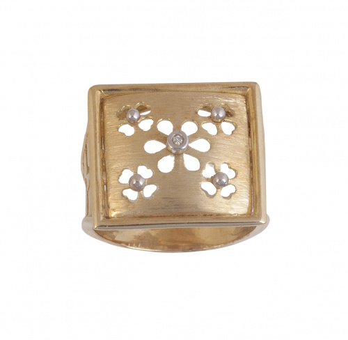 Sortija ancha de frente cuadrado con flores caladas y un br