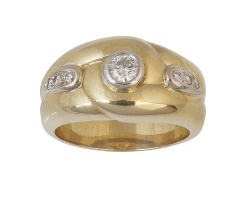 Sortija con centro de brillante en chatón flanqueado por lá