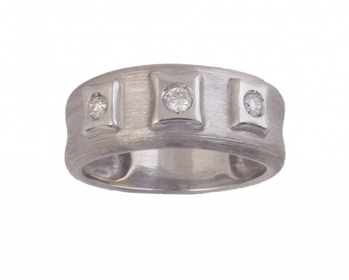 Sortija con tres brillantes en marcos cuadrangulares de oro