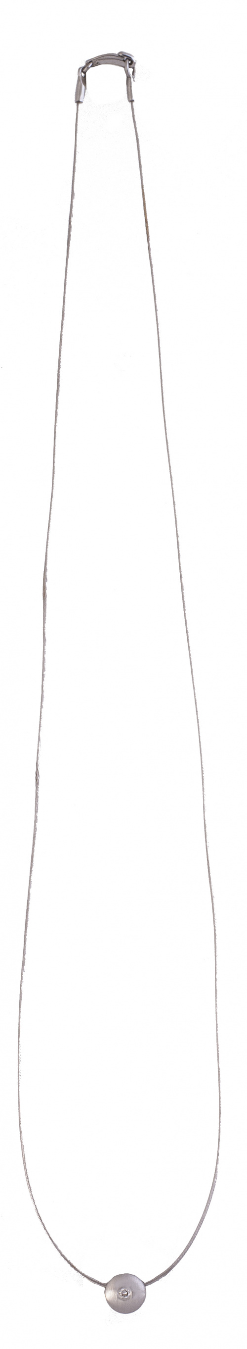 Collar con centro de brillante en chatón de oro blanco mate