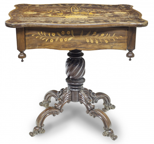 Mesa con un cajón en cintura que alberga un escritorio, en 