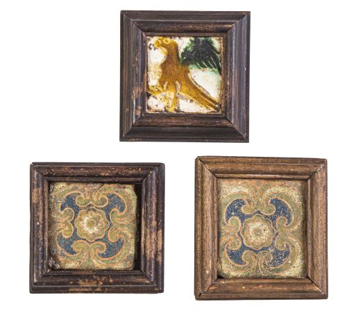 Tres azulejos de cerámica esmaltada, dos de curda con flore