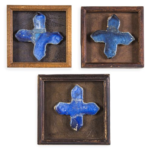 Tres azulejos para alicatado de cerámica esmaltada en azul 