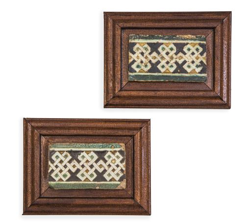 Dos azulejos mudéjares de cerámica esmaltada con decoración