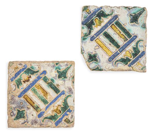 Pareja de azulejos de cerámica esmaltada en verde, azul y m