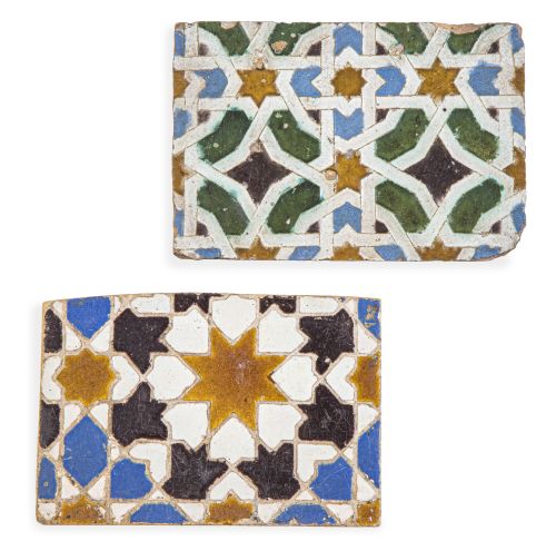 Dos azulejos de cerámica esmaltada de arista decoración de 