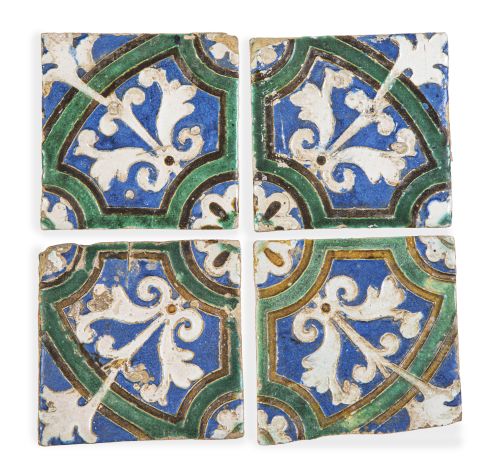 Cuatro azulejos de cerámica de arista esmaltados en verde, 