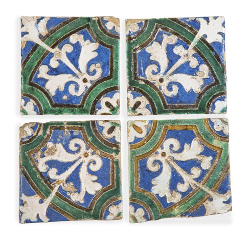 Cuatro azulejos de cerámica de arista esmaltados en verde, 