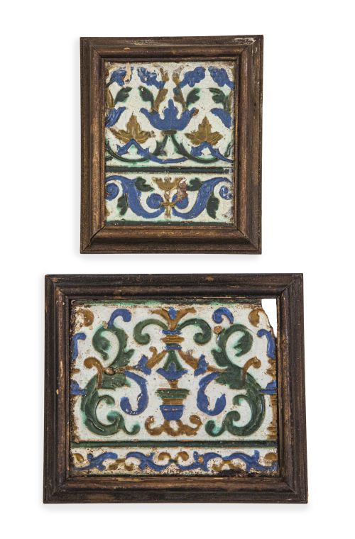 Dos azulejos de cerámica de arista de estilo renacentista, 