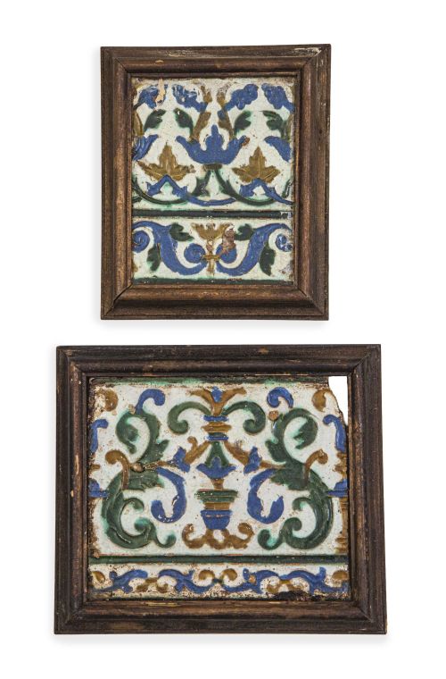 Dos azulejos de cerámica de arista de estilo renacentista, 