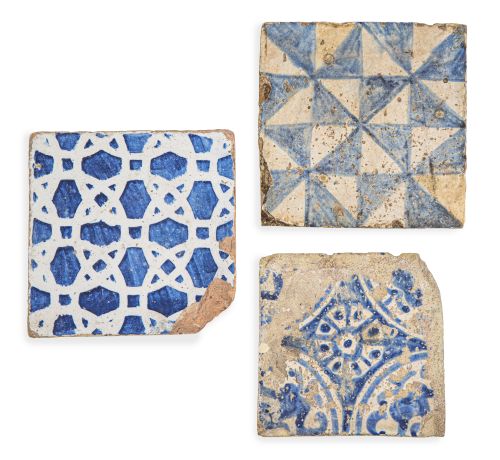 Lote de tres azulejos valencianos en cerámica esmaltada en 