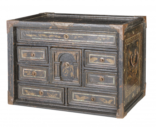 Escritorio de madera lacada e incrustaciones de nácar de es