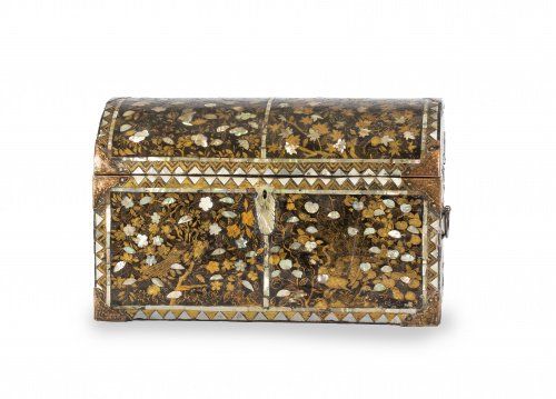 Cofre con tapa de medio cañón, de estilo Namban de madera l