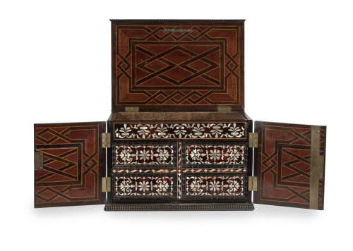 Iohan Rochet.Escritorio "enconchado" de madera, con tarac