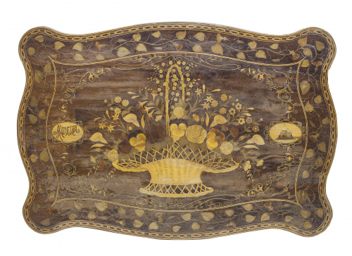 Mesa con un cajón en cintura que alberga un escritorio, en 