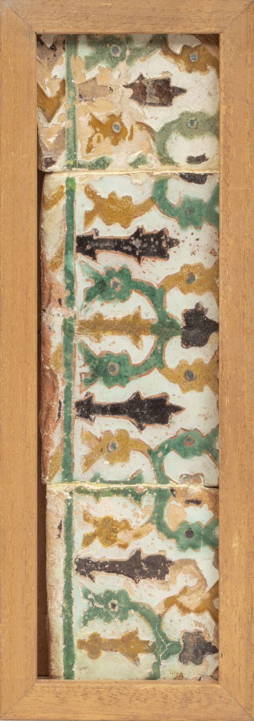 Tres azulejos de cerámica de arista en verde y negro y mela