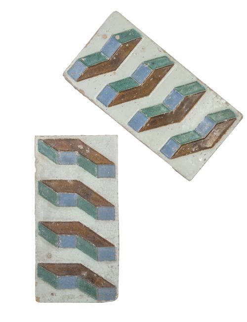 Dos azulejos de cerámica de arista esmaltada, en verde, azu