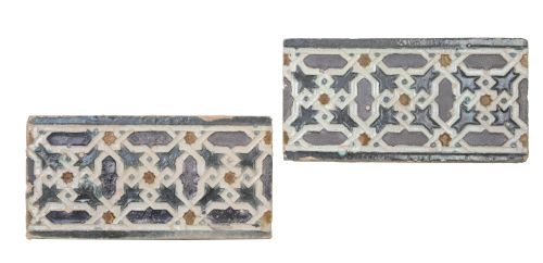 Dos azulejos de cerámica esmaltada con decoración geométric
