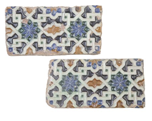 Dos azulejos de cerámica esmaltada con decoración de estrel