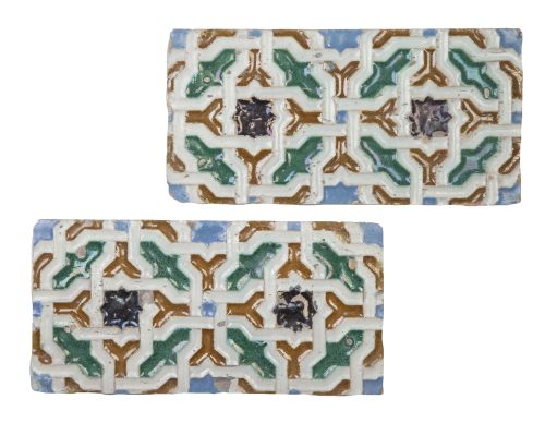 Dos azulejos de cerámica de arista esmaltada en ocre, verde
