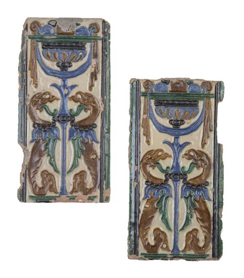 Dos azulejos renacentistas de tabla de cerámica esmaltada "