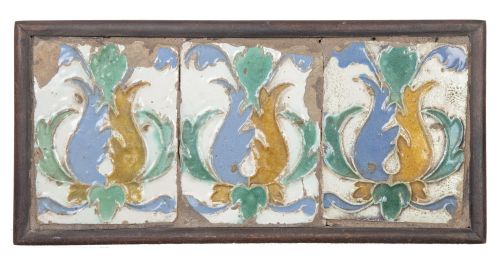 Tres azulejos de cerámica esmalada en azul, ocre y verde, c