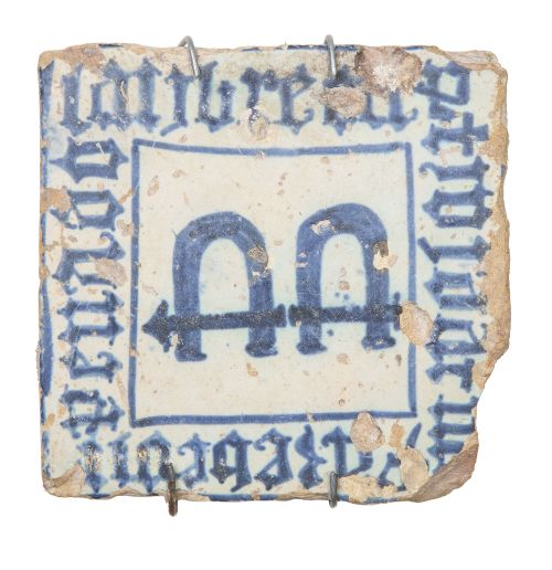 Azulejo de cerámica esmaltada en azul y blanco con el escud