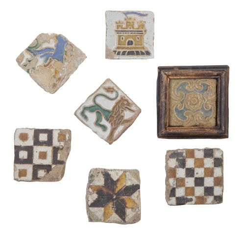 Lote de siete olambrillas de cerámica de arista esmaltada c