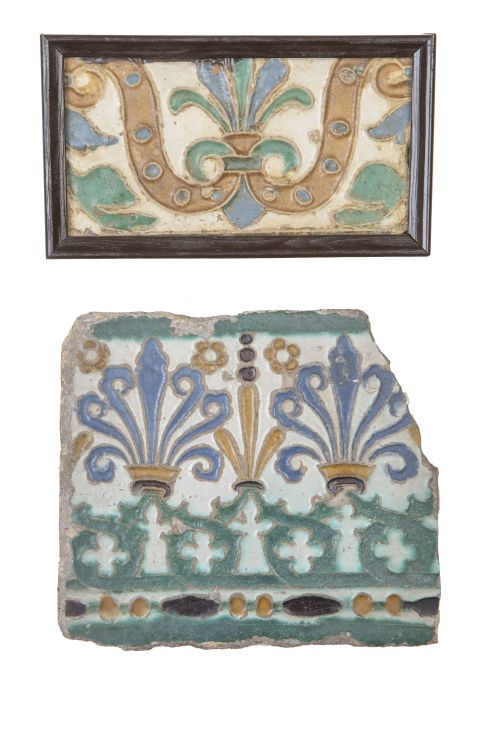 Dos azulejos de cerámica de arista, esmaltada con palmetas 