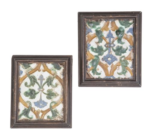 Dos azulejos de cerámica de arista esmaltada con flores en 