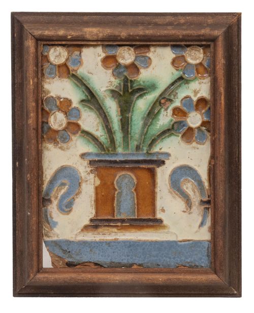 Azulejo de cerámica de arista, esmaltada en ocre, verde y a