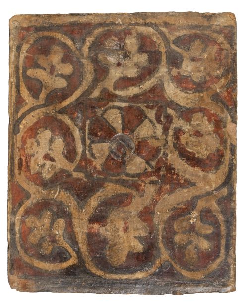 Socarrat.Barro cocido y policromado, con flores y escudo 