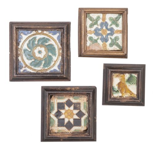 Lote de cuatro azulejos de cerámica de arista esmaltada, tr