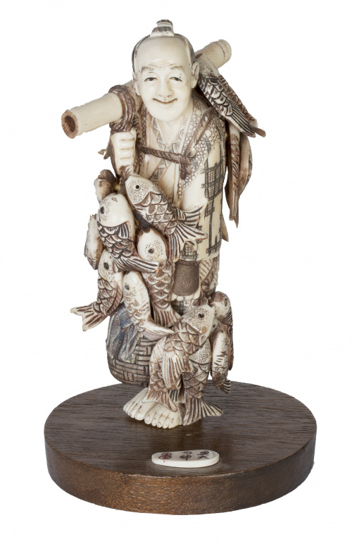 Okimono en marfil tallado de un pescador.Trabajo japonés,