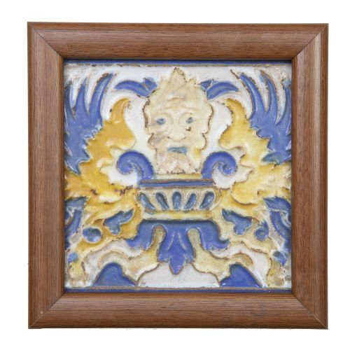 Azulejo renacentista de cerámica esmaltada en azul y amaril