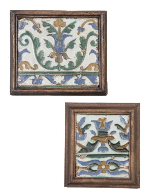 Dos azulejos de cerámica de arista esmaltada en verde, ocre