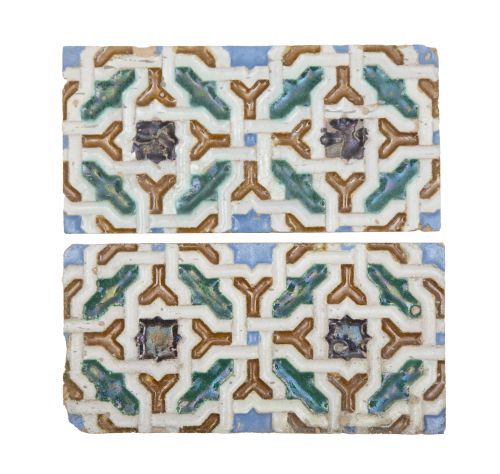 Lote de dos azulejos de arista viva con decoración geométri